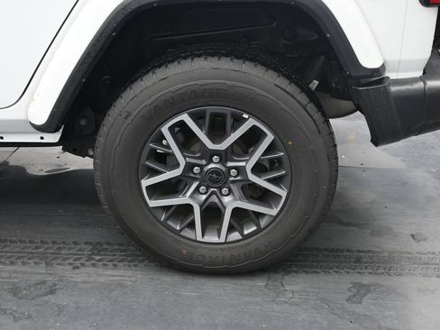 Used 2025 Jeep Wrangler Unlimited Sahara AWD/4WD image 13