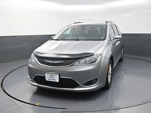 Used 2017 Chrysler Pacifica Touring-L FWD image 5