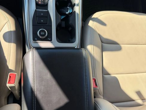 Used 2022 Ford Explorer XLT w/ Equipment Group 202A image 19