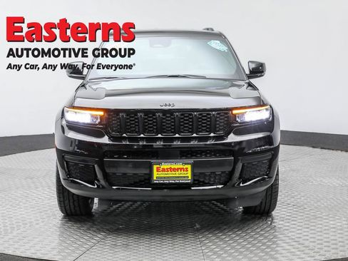 Used 2023 Jeep Grand Cherokee L Laredo image 2
