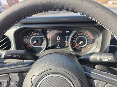 New 2025 Jeep Gladiator Sport image 17