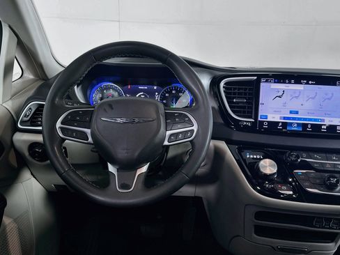 Used 2024 Chrysler Pacifica Touring-L FWD image 18