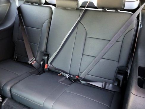 Used 2025 Chevrolet Traverse LT image 26