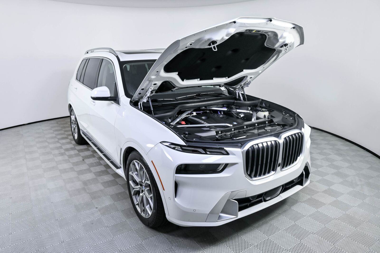 Used 2026 BMW X7 xDrive40i AWD/4WD image 32