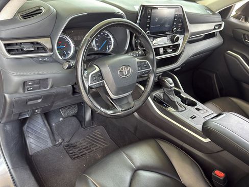 Used 2022 Toyota Highlander XLE image 13