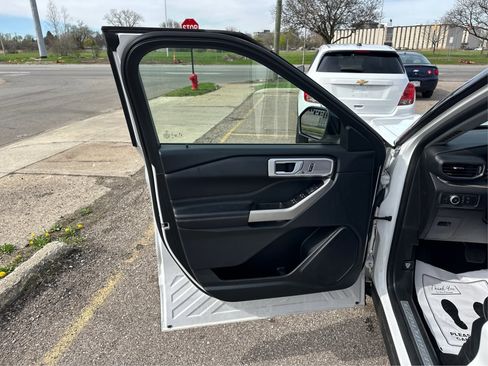 Used 2022 Ford Explorer Limited image 18