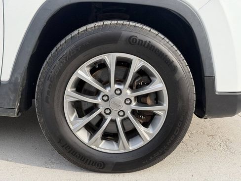 Used 2019 Jeep Cherokee Latitude Plus w/ Cold Weather Group AWD/4WD image 19