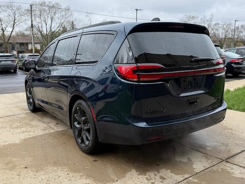 Used 2025 Chrysler Pacifica Limited image 5