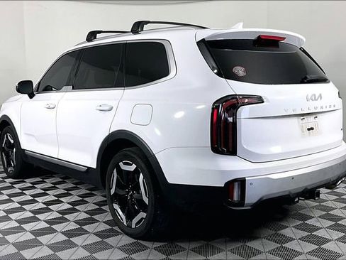 Used 2024 Kia Telluride EX w/ EX Captain's Chair Package AWD/4WD image 2