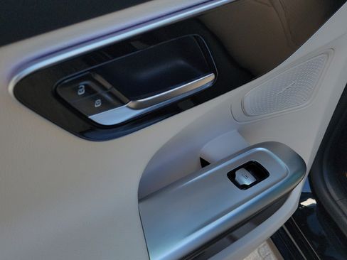 Used 2023 Mercedes-Benz C 300 Sedan image 9