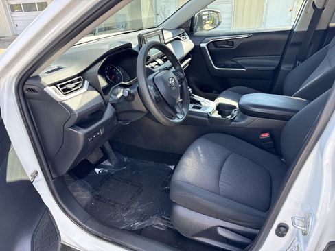 Used 2019 Toyota RAV4 LE AWD/4WD image 14