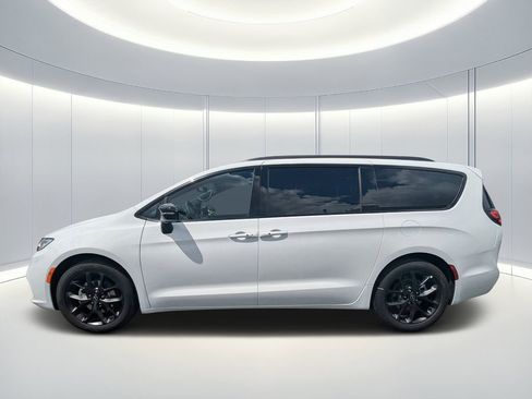 New 2026 Chrysler Pacifica Limited w/ S Appearance Package FWD image 6