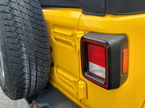 Used 2018 Jeep Wrangler Unlimited Sahara AWD/4WD image 11