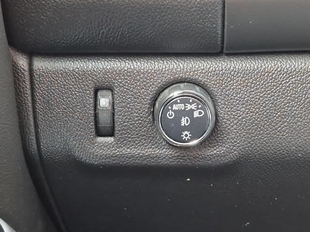 Used 2015 Chevrolet Colorado LT w/ LT Convenience Package RWD image 16