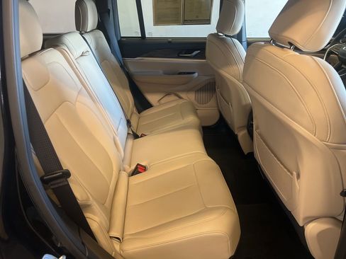 Used 2025 Jeep Grand Cherokee Limited w/ Luxury Tech Group II AWD/4WD image 23