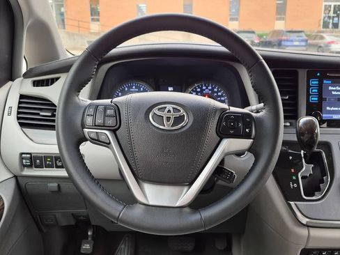Used 2017 Toyota Sienna XLE w/ XLE Navigation Package FWD image 14
