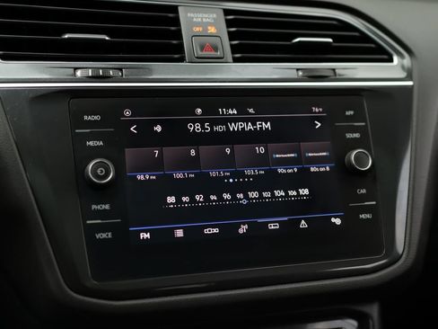 Used 2021 Volkswagen Tiguan SE FWD image 12