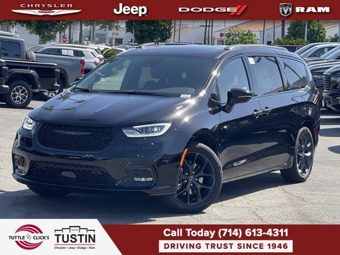 New 2026 Chrysler Pacifica Limited w/ Uconnect Theater Family Group FWD image 1