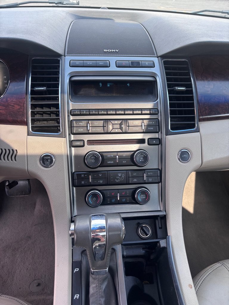 Used 2010 Ford Taurus Limited AWD/4WD image 17