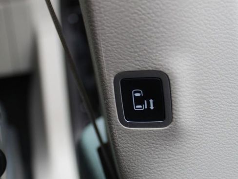 Used 2023 Chrysler Pacifica Touring-L image 19