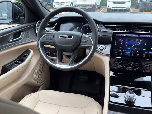 Used 2024 Jeep Grand Cherokee Limited AWD/4WD image 19