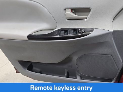 Used 2014 Toyota Sienna LE FWD image 18