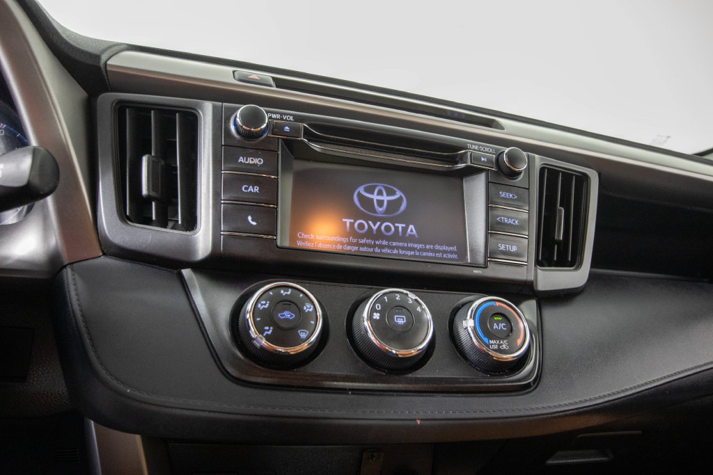 Used 2018 Toyota RAV4 LE FWD image 25