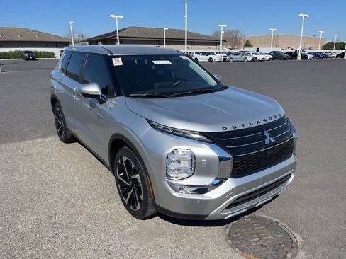 Used 2023 Mitsubishi Outlander SE image 3