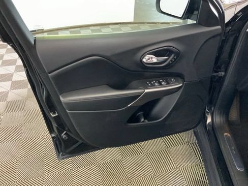 Used 2019 Jeep Cherokee Limited w/ Luxury Group AWD/4WD image 24