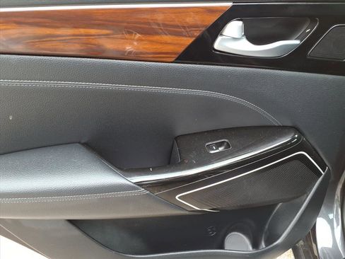 Used 2018 Kia Cadenza Technology FWD image 10
