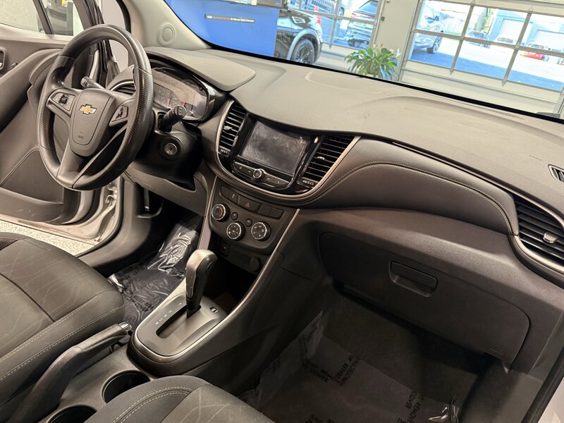 Used 2017 Chevrolet Trax LT w/ Driver Confidence Package AWD/4WD image 17