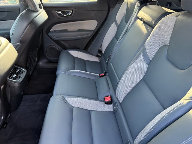 Used 2022 Volvo XC60 B5 R-Design FWD image 30