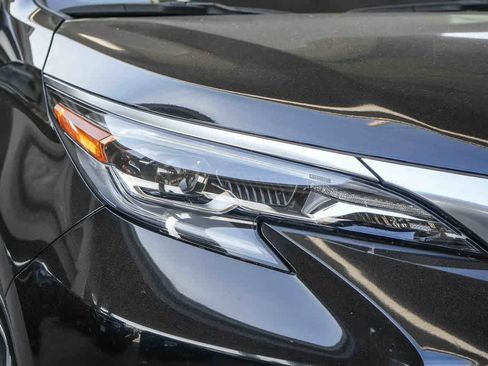 Used 2025 Toyota Sienna Platinum image 4