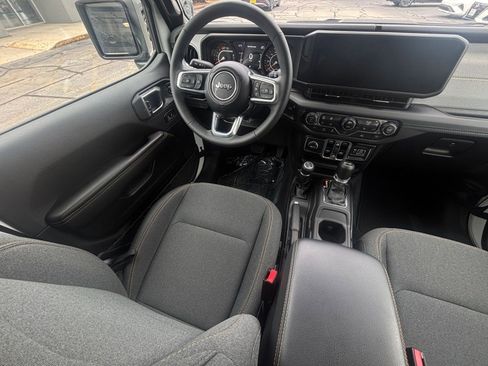 Used 2025 Jeep Wrangler Unlimited Sahara AWD/4WD image 34
