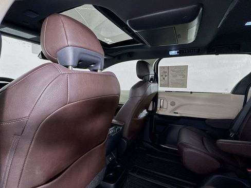 Used 2023 Toyota Sienna Platinum image 19