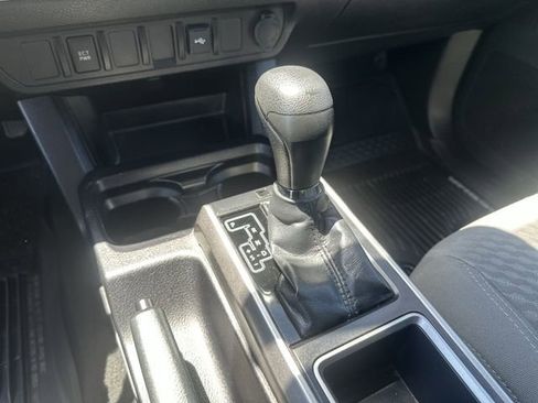 Used 2020 Toyota Tacoma SR5 AWD/4WD image 24