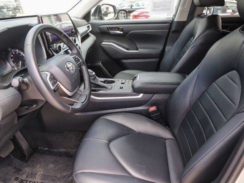 Used 2023 Toyota Highlander XLE FWD image 17