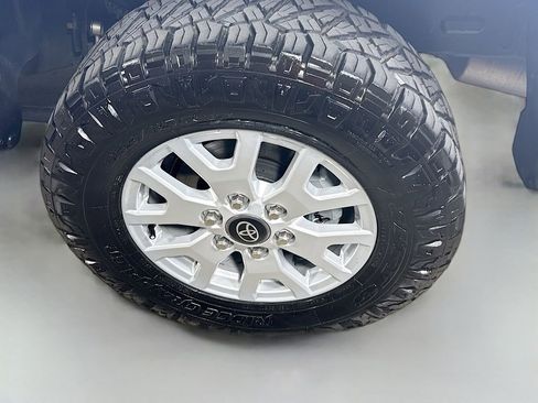 Used 2025 Toyota Tacoma SR5 AWD/4WD image 9