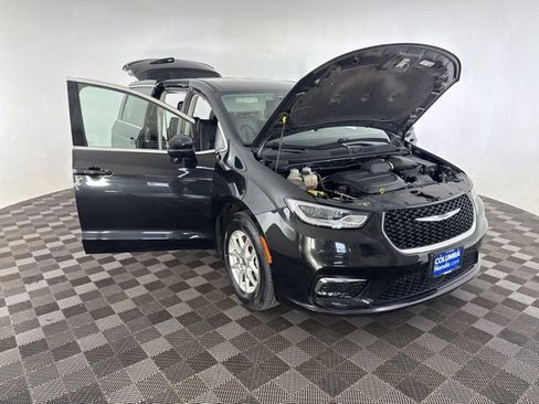 Used 2023 Chrysler Pacifica Touring-L FWD image 15