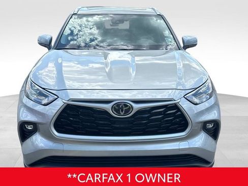 Used 2024 Toyota Highlander XLE FWD image 2