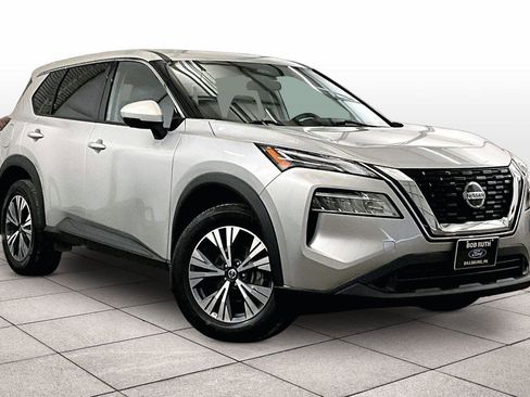 Used 2021 Nissan Rogue SV image 2