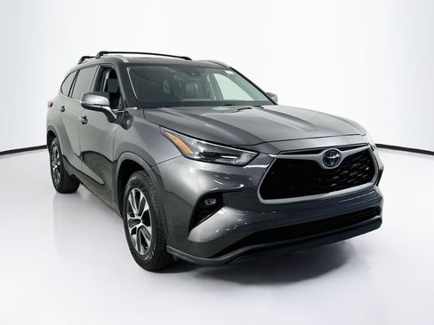 Used 2022 Toyota Highlander XLE FWD image 3