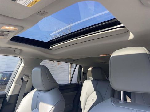 Used 2025 Toyota Highlander XLE image 18