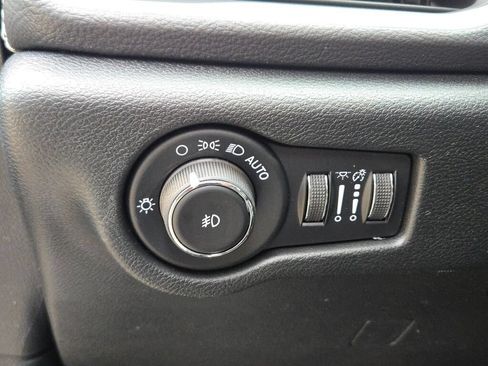 New 2026 Chrysler Pacifica Select FWD image 25