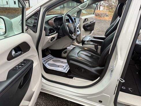 Used 2017 Chrysler Pacifica Touring-L Plus image 32