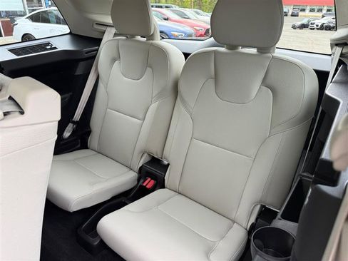 Used 2021 Volvo XC90 T6 Momentum w/ Climate Package image 21