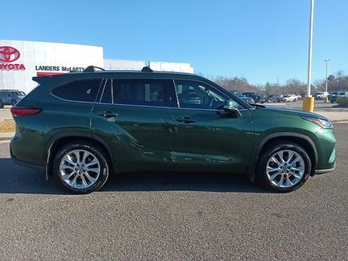 Used 2023 Toyota Highlander Limited image 2