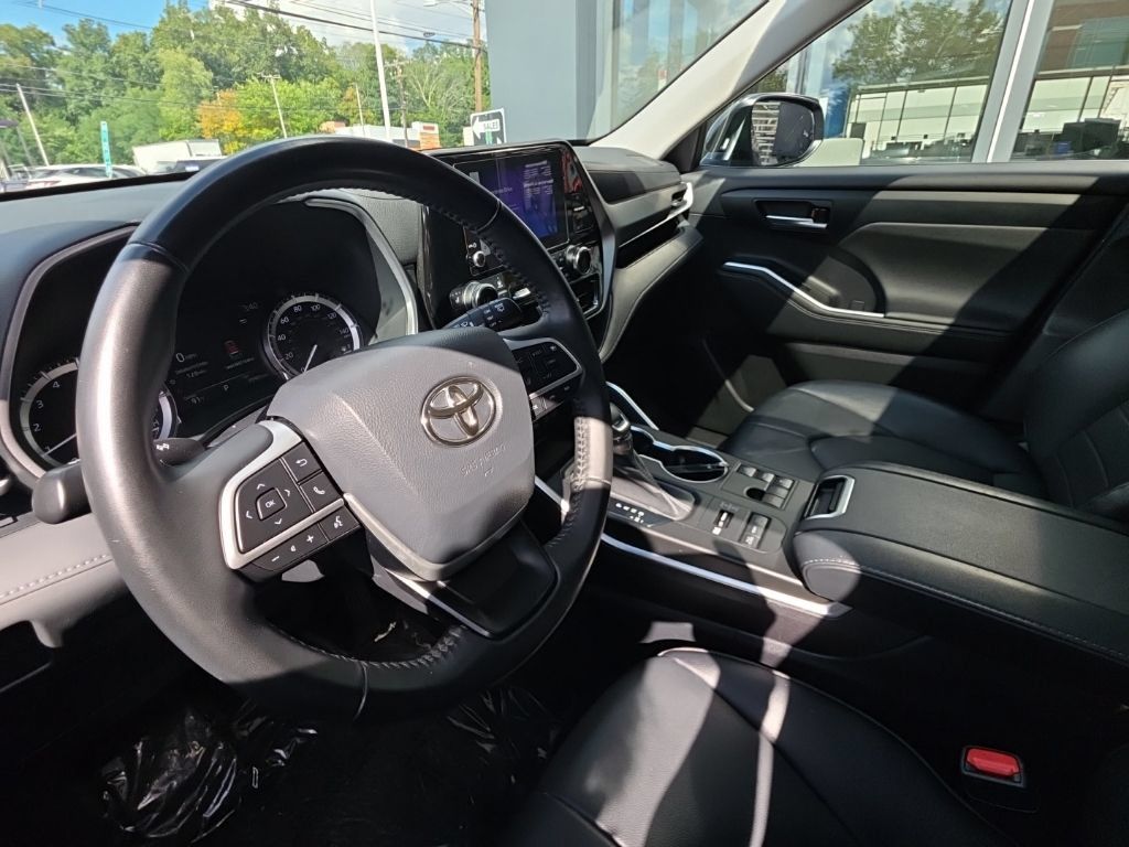 Used 2023 Toyota Highlander XLE AWD/4WD image 18