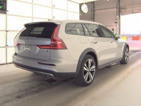 Certified 2025 Volvo V60 B5 Cross Country Plus image 4