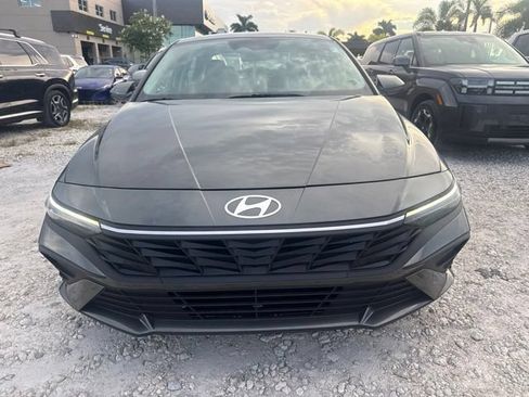Used 2025 Hyundai Elantra SE FWD image 2